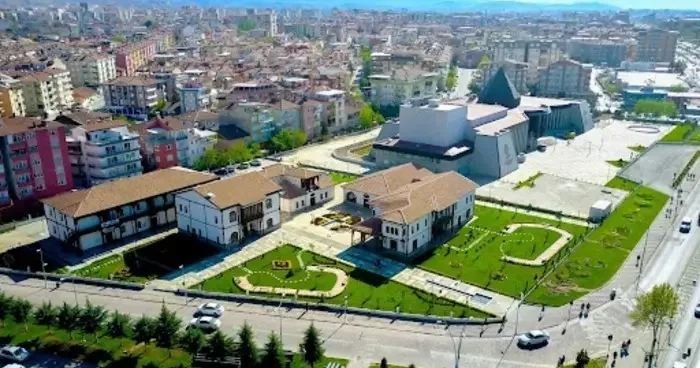 Malatya da otomobil bariyerlere çarparak takla attı: 1 ölü, 2 yaralı