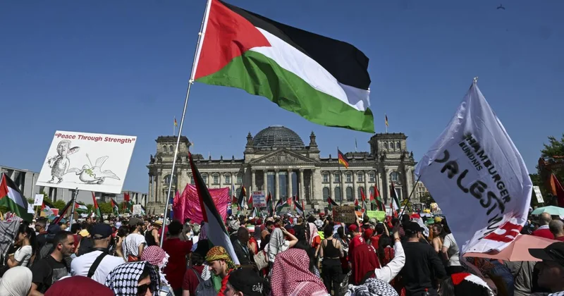 Berlin de on binlerce kişi Gazze için birlikte yürüyüşüne katıldı