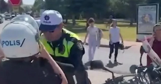 Polis ekipleri YKS ye geç kalan adaylar için seferber oldu: Sen hiç korkma seni yetiştireceğim VİDEO İZLE