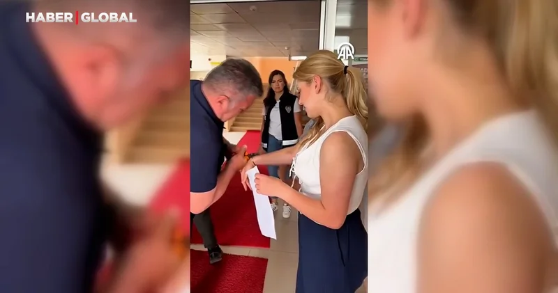 Belediye başkanı, üniversite adayının bileziğini penseyle keserek sınava yetişmesini sağladı