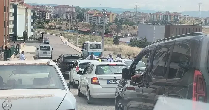 Hem trafiği tehlikeye attılar hem de sınavdaki adayların dikkatini dağıttılar
