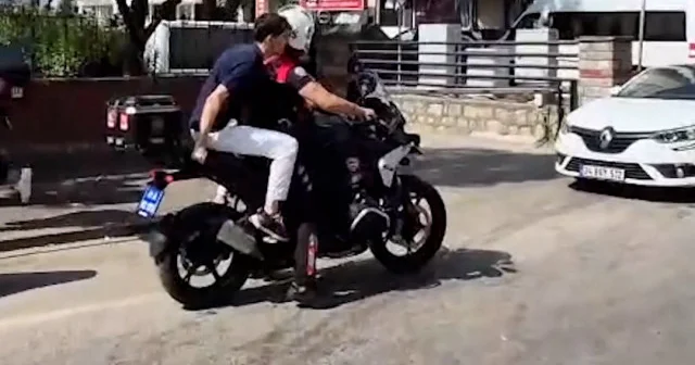 Kocaeli de sınava geç kalmak üzere olan öğrenciye polis yardımcı oldu VİDEO İZLE