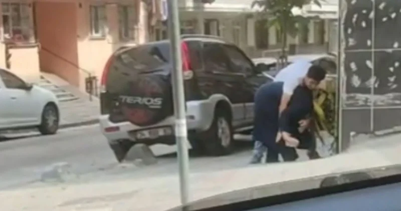 Sokak ortasında evlat dehşeti! Annesini darbetti; çevredekiler izledi