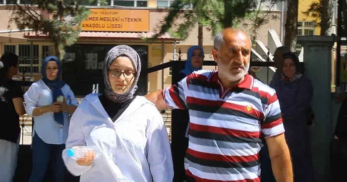 Sınava alınmayan öğrenciyi babası teselli etti