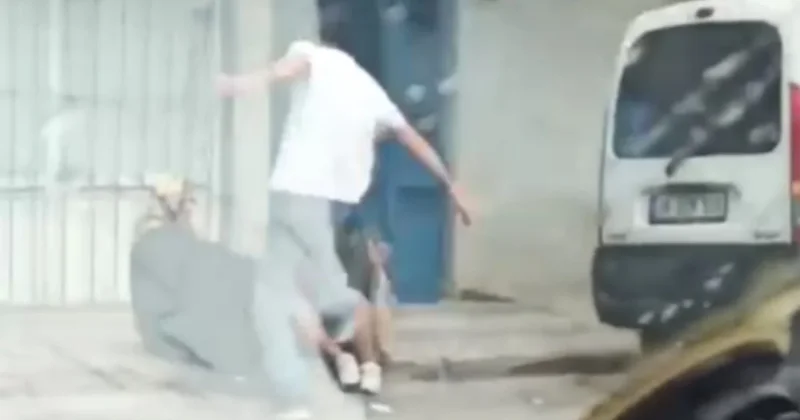 Cani evlat sokak ortasında annesini dövdü! Kimse yardım eli uzatmadı Sözcü Gazetesi