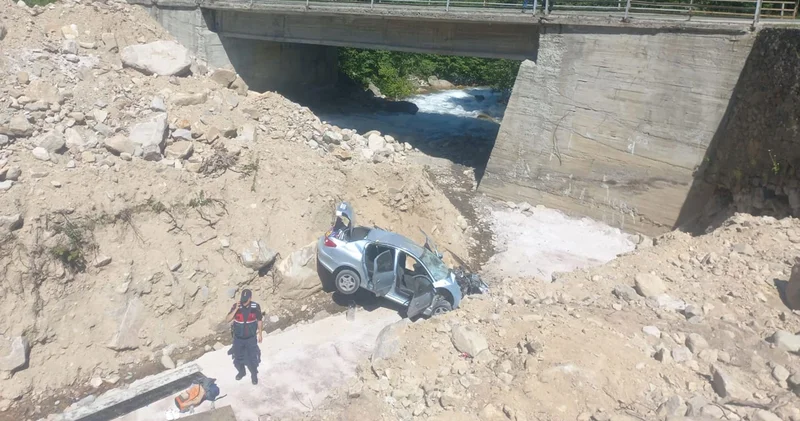 Otomobil 10 metreden dere yatağına düştü; 5 yaralı