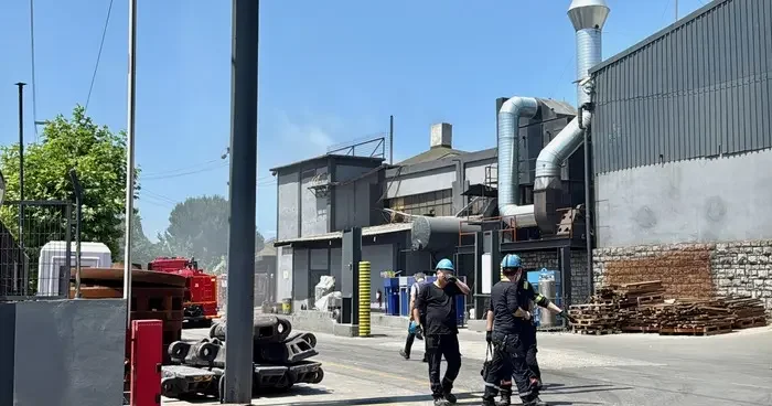 Kocaeli de çelik döküm fabrikasında çıkan yangın söndürüldü