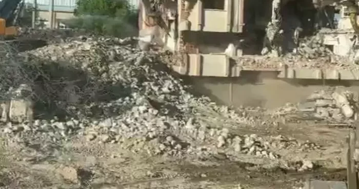 Elazığ’da ağır hasarlı bina tek dokunuşla yıkıldı