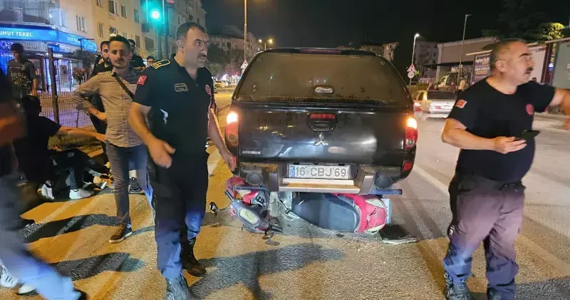 Bursa da, devrilip kamyonetin altına giren motosikletli yaralandı