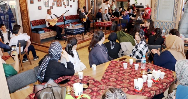 Halk ozanları eşliğinde mezuniyet coşkusu Erzurum Haberleri