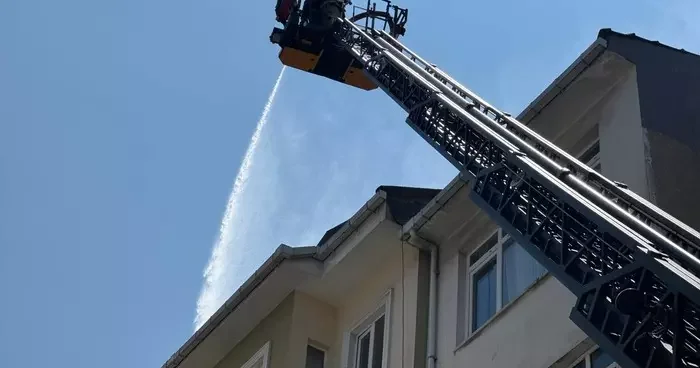 Kadıköy de 5 katlı binanın çatısında çıkan yangın söndürüldü