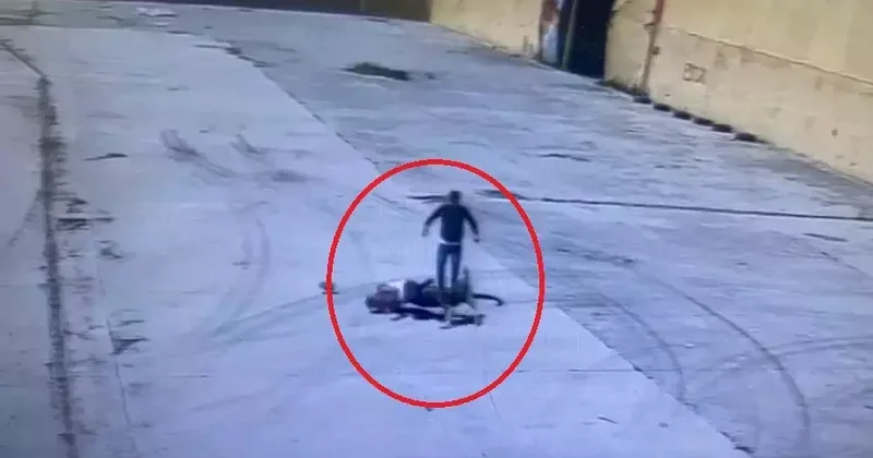 Sokak köpeğinin saldırdığı işçiyi arkadaşı kurtardı; o anlar kamerada