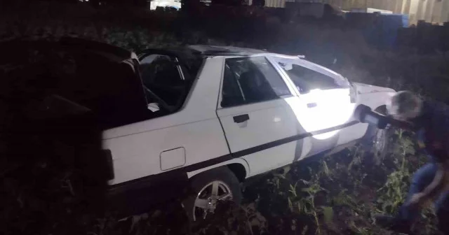 Marketin önündeki palete çarpan otomobil tarlaya savruldu Tokat Haberleri