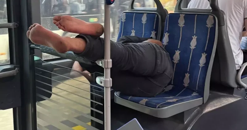 Metrobüste pes dedirten görüntü