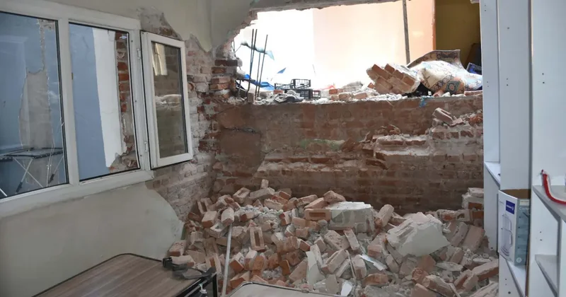 İzmir de tünel çalışması sırasında bir evin duvarı yıkıldı