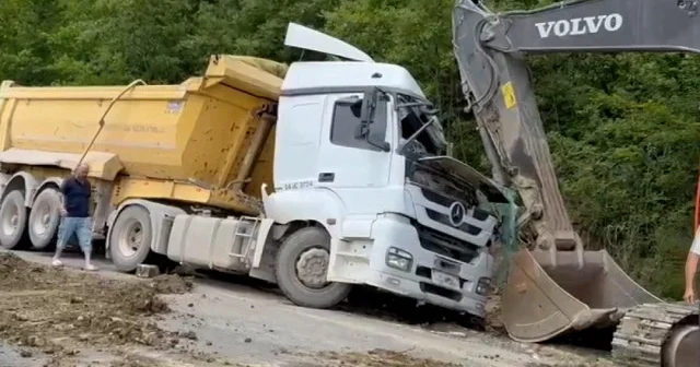 Kastamonu da devrilen hafriyat kamyonunun sürücüsü hayatını kaybetti VİDEO İZLE