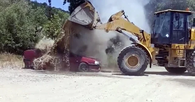 Park halindeyken alev alan otomobildeki yangın, iş makinesiyle dökülen suyla söndürüldü Zonguldak Haberleri