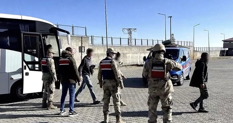 15 göçmen kaçakçılığı organizatörü ve 446 düzensiz göçmenin yakalandı