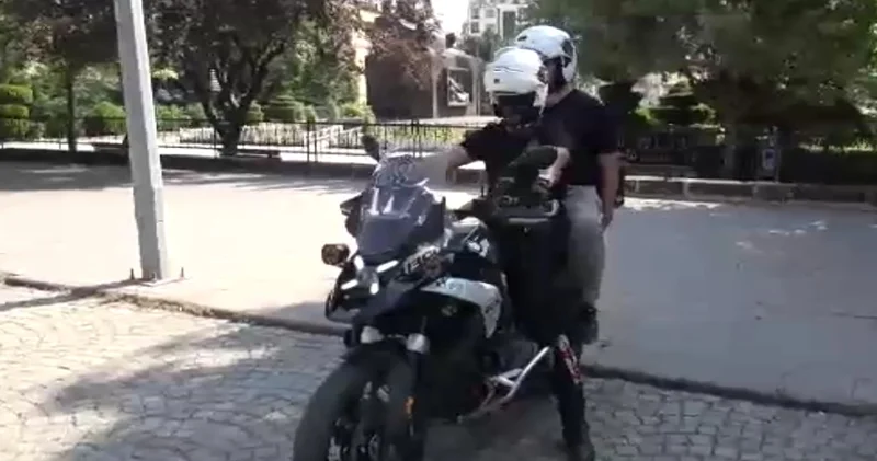 Sınava geciken öğrencilerin imdadına polis yetişti!