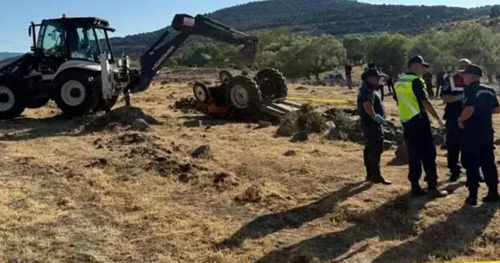 Tarlada devrilen traktörün altında kalan çift, öldü