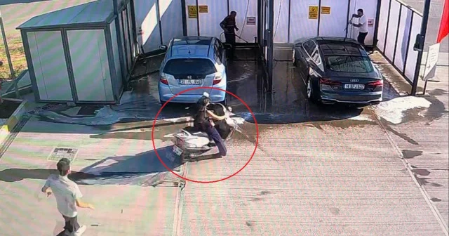Benzinlikte aniden gaza basan motosikletli yıkama bölümündeki otomobile çarptı VİDEO İZLE
