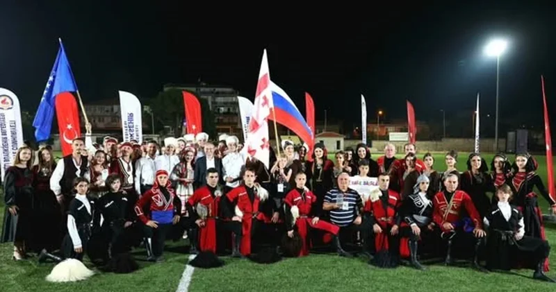 Dünyanın renkleri Tavas’ta buluştu