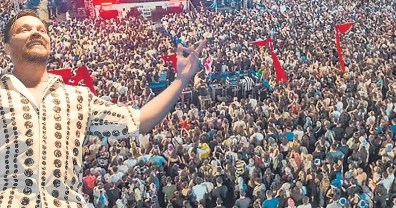 Ezanı bekledi sahneye çıktı