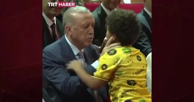Minik çocuk ile Erdoğan arasında keyifli sohbet: Erdoğan dede sana sarılabilir miyim?