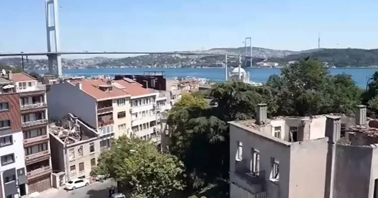 Usta komedyen 1998 yılında aldığı evinin kapılarını açtı... Boğaz ayaklarının altında!