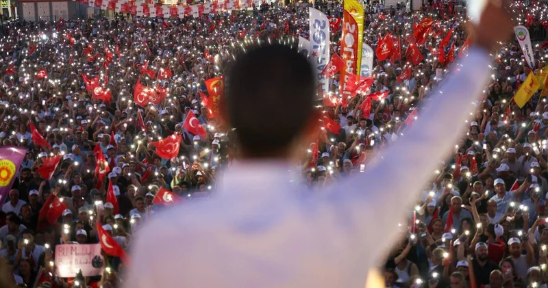 Çatlak beklenirken kenetlenme geldi! Partililer Özgür Özel’in arkasında kilitlendi