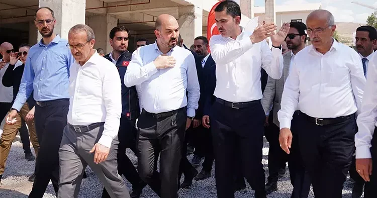 Bakan Kurum dan müteahhitlere uyarı: Toplantı yapmayın iş yapın