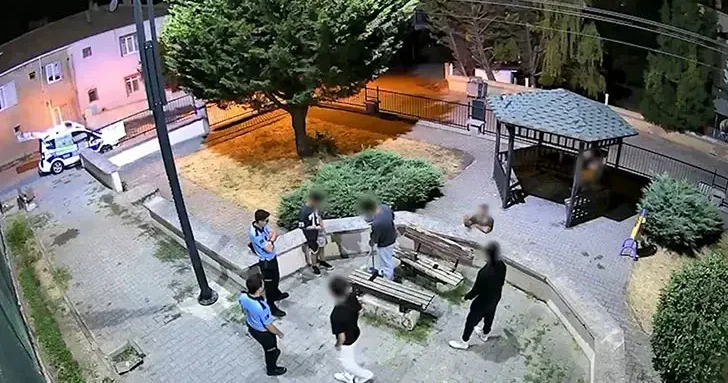 Parkta yere attıkları çekirdek kabuklarını zabıta gözetiminde topladılar