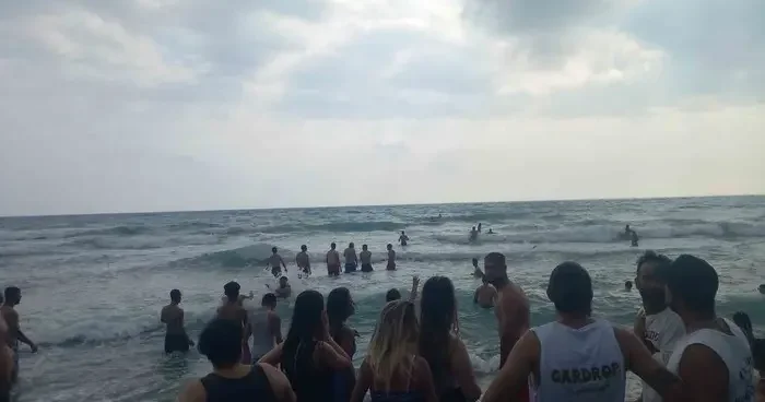 Denizde çırpışını gören yardıma koştu! Korku dolu anlar