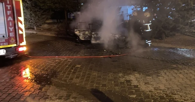 Nevşehir de park halindeki otomobil yandı Nevşehir Haberleri