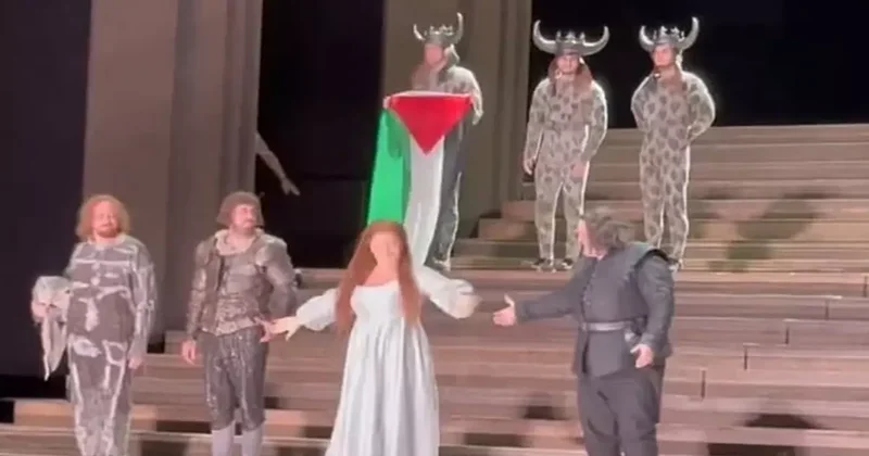 İngiltere de Kraliyet Opera Salonu sahnesinde Filistin bayraklı protesto