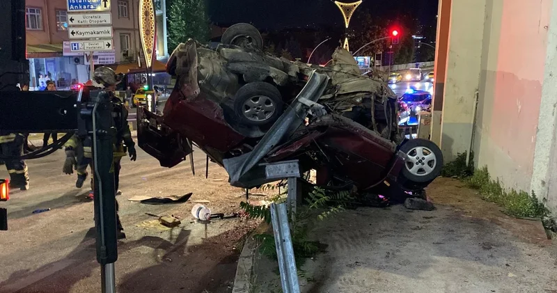 Takla atan otomobil çarptığı bariyerde asılı kaldı: 2 genç öldü