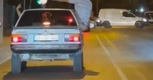 Otomobilden sarkıp dans etti, sürücü de cep telefonuyla kaydetti Adana Haberleri