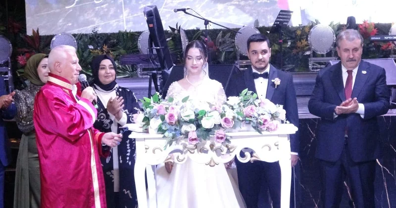 Destici düğünde türküler söyledi; çiftten 4 çocuk istedi!