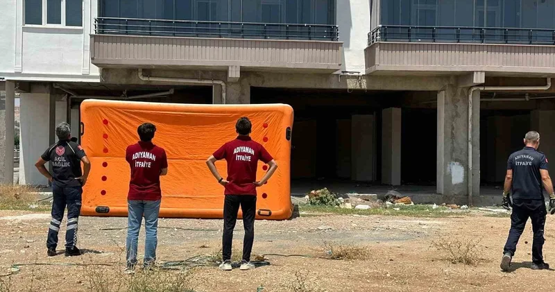 Paralarını alamadıklarını iddia eden iki işçi binanın tepesine çıktı