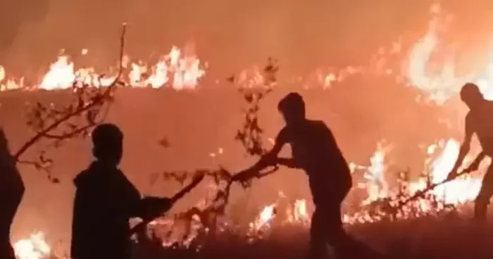 Hakkari Van il sınırında arasında çıkan yangın korkuttu