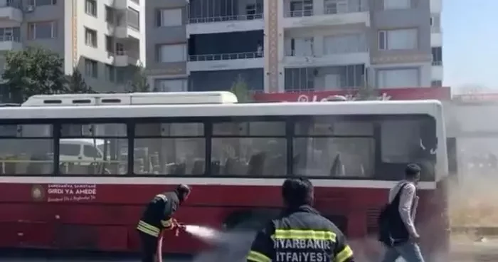 Durakta yolcu bekleyen halk otobüsünde yangın