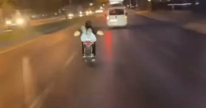 Bursa da motosiklete uzanarak gitti, canını hiçe saydı