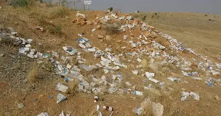 Yol kenarında çok sayıda kullanılmamış ilaç kutusu bulundu