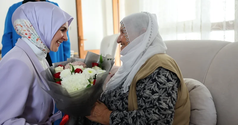 Bakan Göktaş sosyal medya fenomeni Raife Babaanne yi ziyaret etti