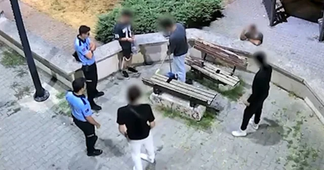 Zabıta gençlerin yere attığı çöpü kendilerine toplattı VİDEO İZLE