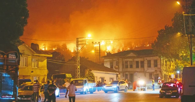 Sakarya yanıyor: Yangına 8 helikopter, 5 uçak ve çok sayıda personelle müdahale başlatıldı Yerel Gündem Haberleri