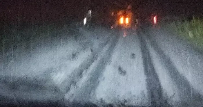 Dolu yağışı karayolunu beyaza bürüdü, sürücüler zor anlar yaşadı