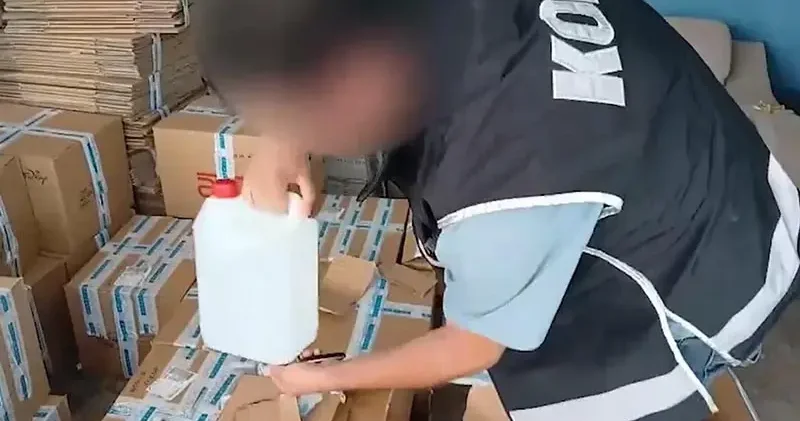 İzmir de 5,8 ton taklit etiketli etil alkol ele geçirildi