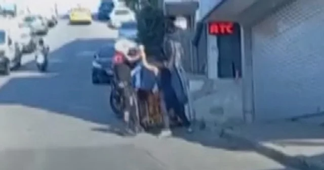 Eyüpsultan da polisten örnek davranış: Dik yokuştan inemeyen kağıt toplayıcısının yardımına koştu VİDEO İZLE