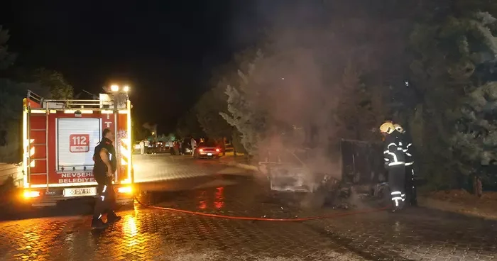 Tofaş otomobil iki dakikada alev topuna döndü! Bir anda araç patlamaya başladı